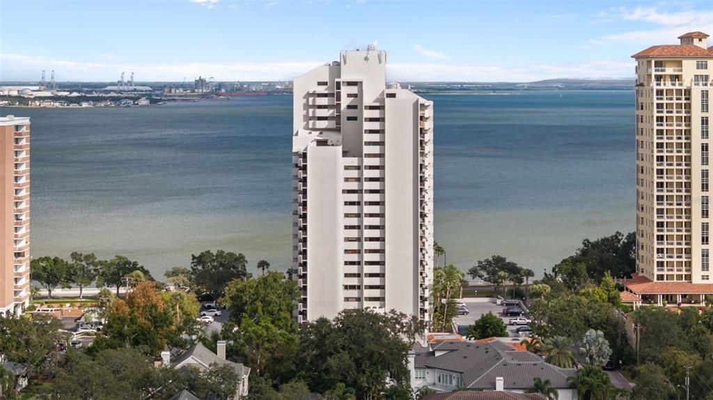 For Sale: $260,000 (1 beds, 1 baths, 896 Square Feet)