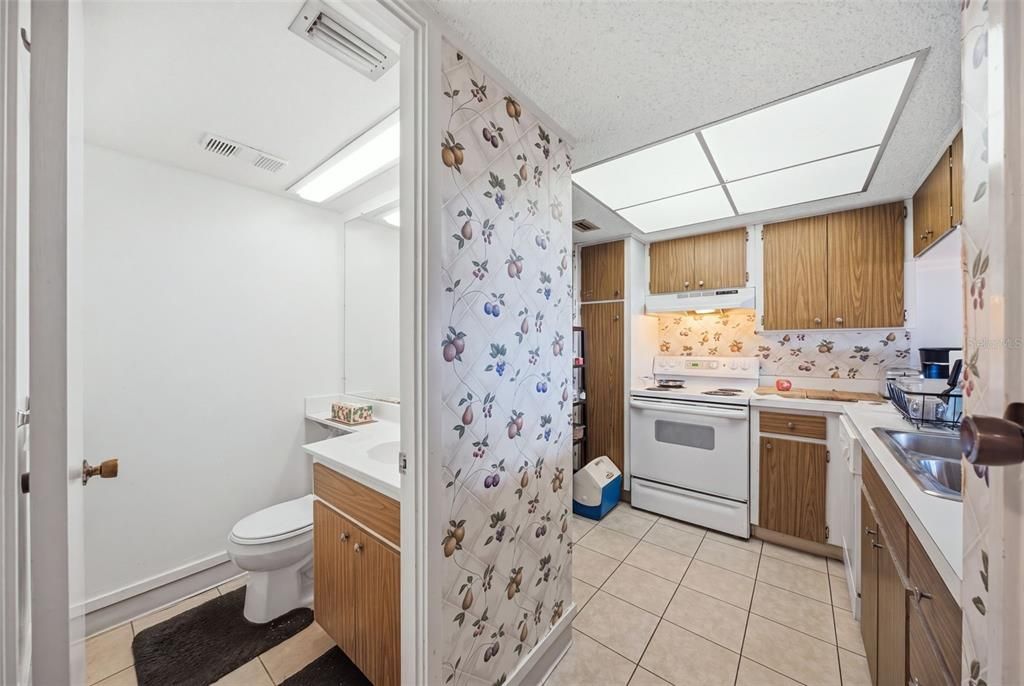 For Sale: $260,000 (1 beds, 1 baths, 896 Square Feet)
