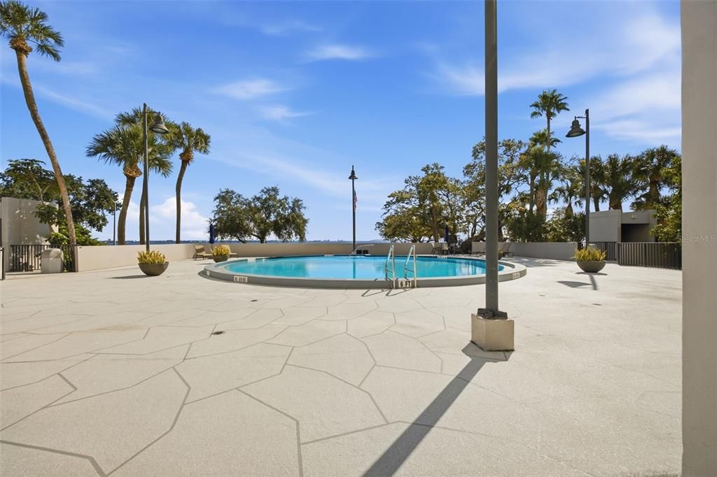 For Sale: $260,000 (1 beds, 1 baths, 896 Square Feet)