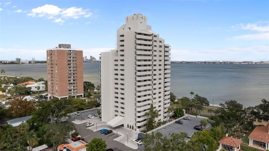 For Sale: $260,000 (1 beds, 1 baths, 896 Square Feet)