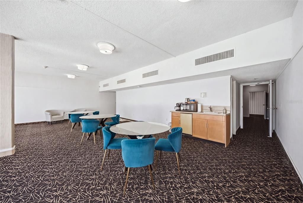 For Sale: $260,000 (1 beds, 1 baths, 896 Square Feet)