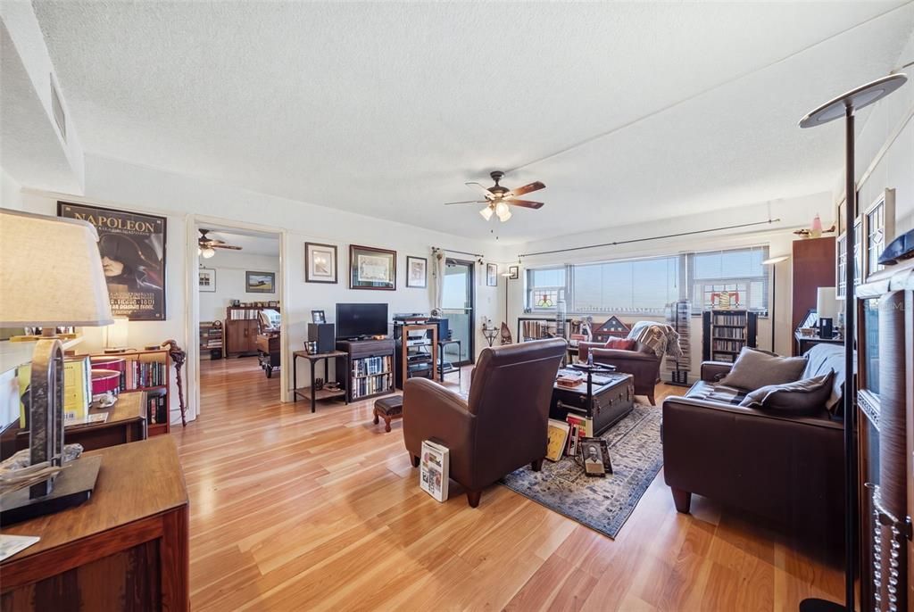For Sale: $260,000 (1 beds, 1 baths, 896 Square Feet)