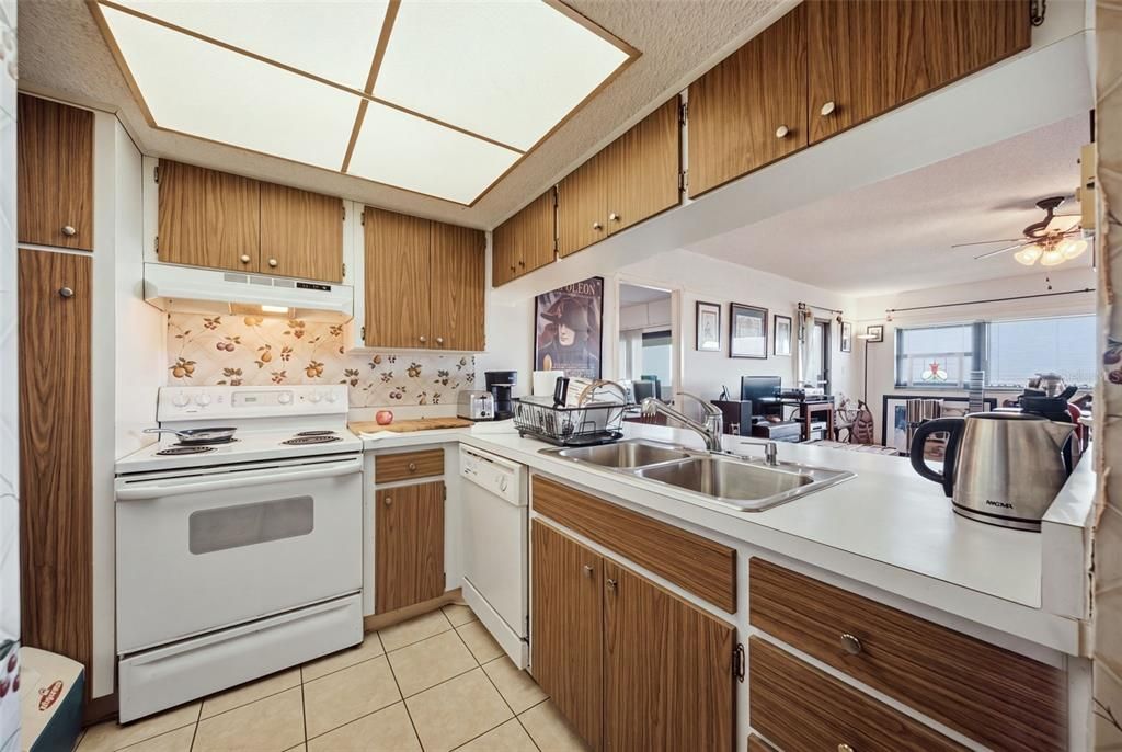 For Sale: $260,000 (1 beds, 1 baths, 896 Square Feet)