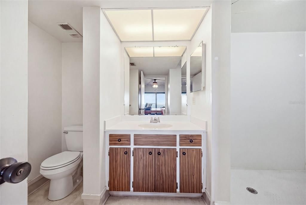 For Sale: $260,000 (1 beds, 1 baths, 896 Square Feet)