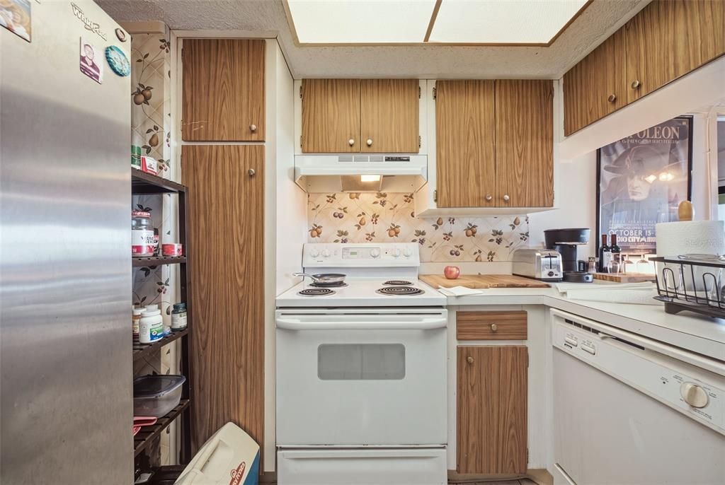 For Sale: $260,000 (1 beds, 1 baths, 896 Square Feet)