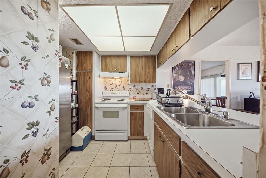 For Sale: $260,000 (1 beds, 1 baths, 896 Square Feet)