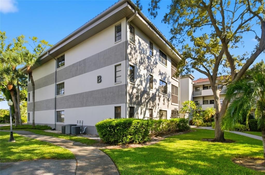 For Sale: $165,000 (2 beds, 2 baths, 1070 Square Feet)