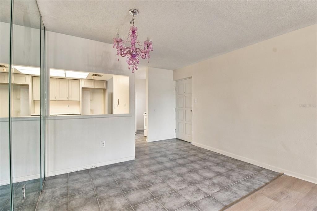 For Sale: $165,000 (2 beds, 2 baths, 1070 Square Feet)