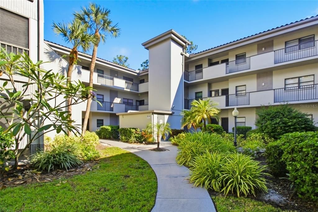 For Sale: $165,000 (2 beds, 2 baths, 1070 Square Feet)