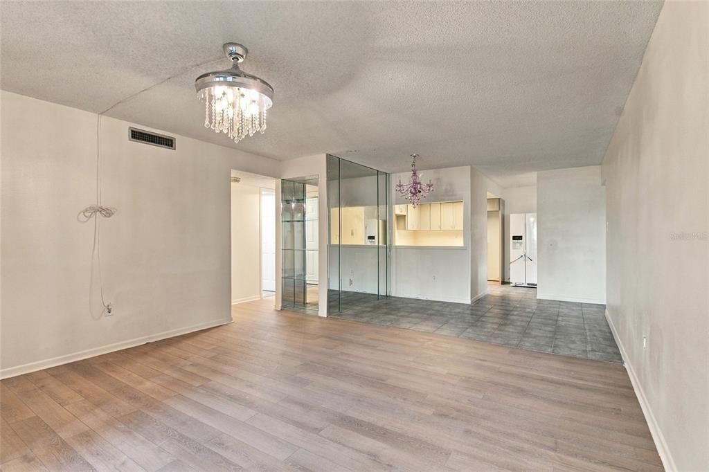 For Sale: $165,000 (2 beds, 2 baths, 1070 Square Feet)