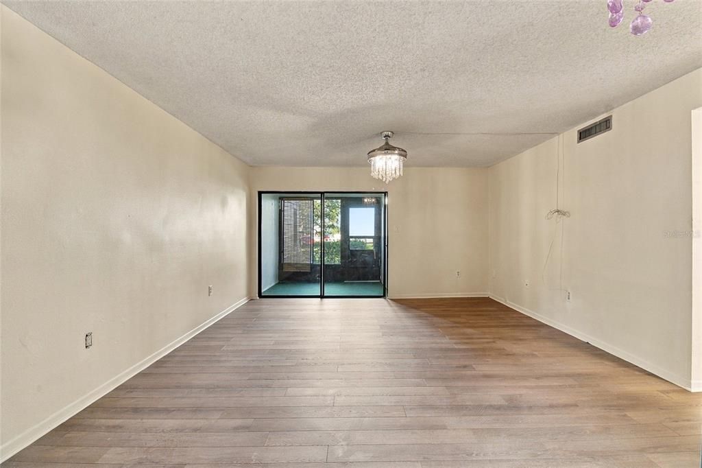 For Sale: $165,000 (2 beds, 2 baths, 1070 Square Feet)