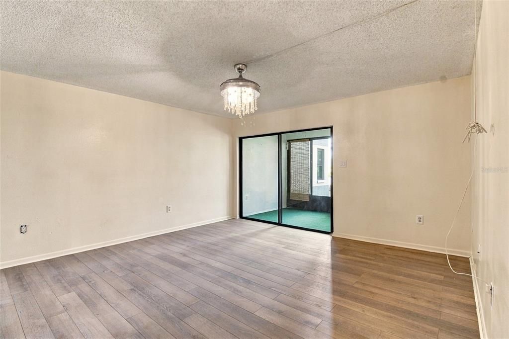 For Sale: $165,000 (2 beds, 2 baths, 1070 Square Feet)