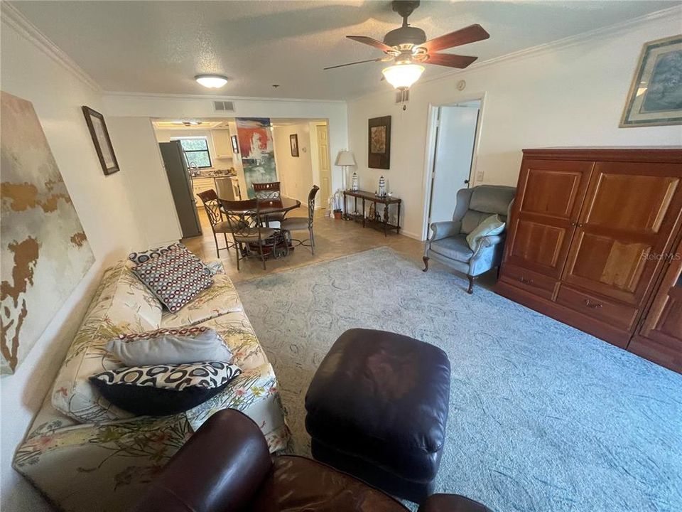For Sale: $255,000 (2 beds, 2 baths, 894 Square Feet)