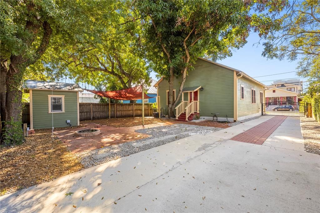 Active With Contract: $479,000 (3 beds, 2 baths, 1176 Square Feet)