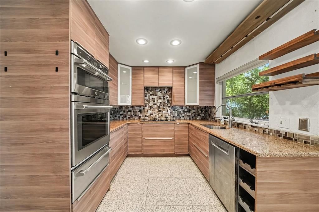 En Venta: $1,200,000 (6 camas, 3 baños, 3421 Pies cuadrados)