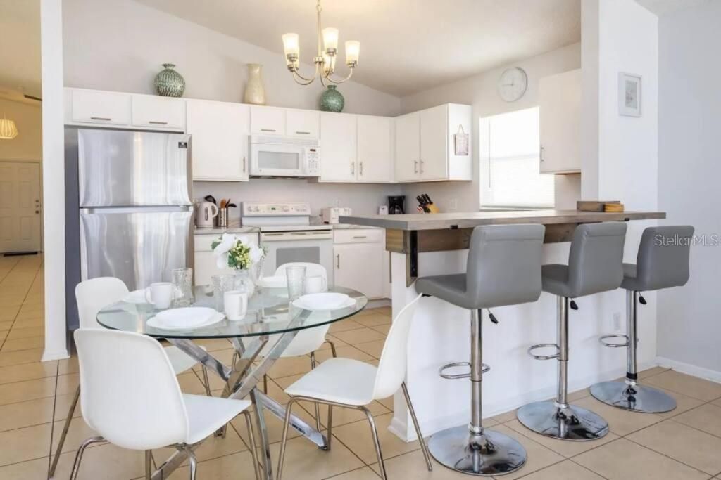 For Rent: $2,500 (4 beds, 3 baths, 1929 Square Feet)