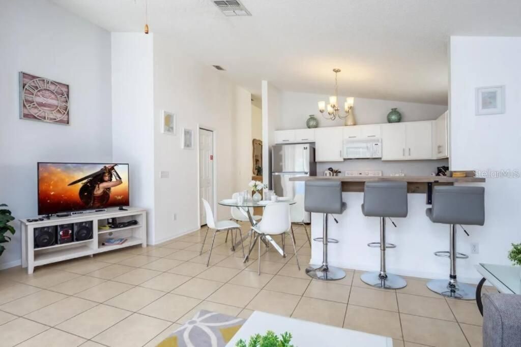 For Rent: $2,500 (4 beds, 3 baths, 1929 Square Feet)