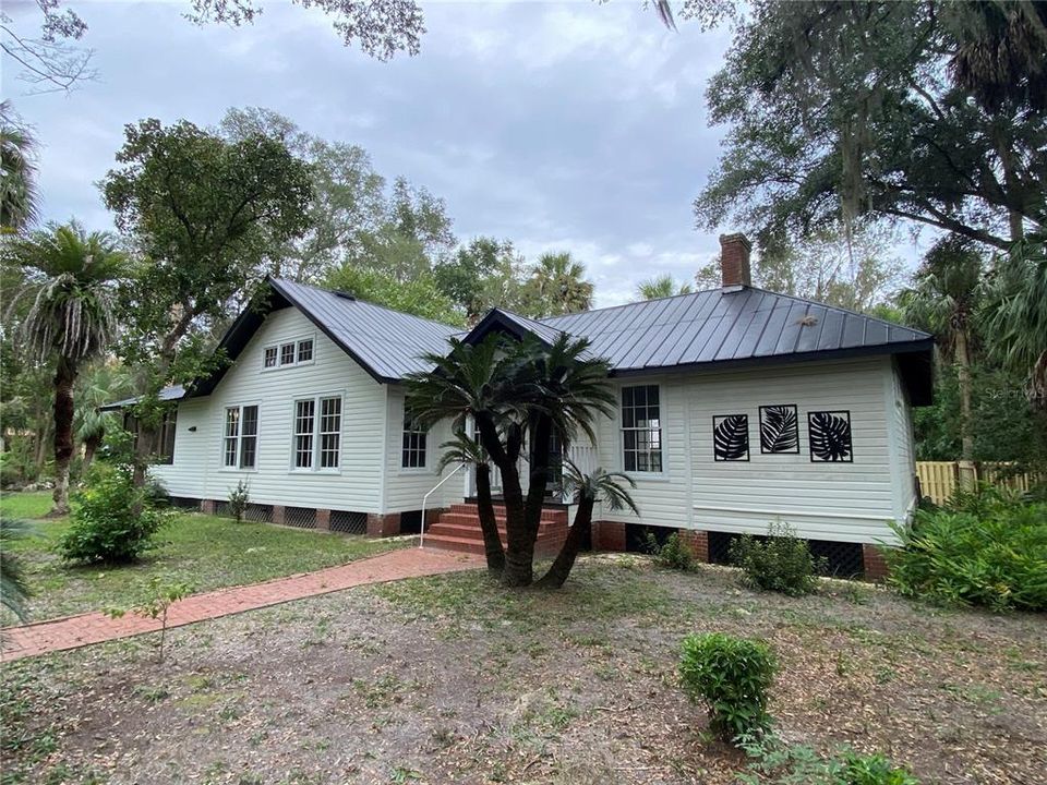 For Sale: $399,900 (3 beds, 2 baths, 2059 Square Feet)