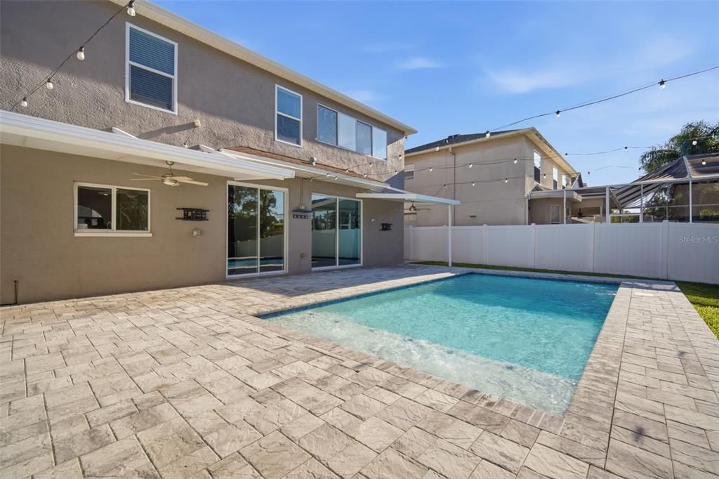 En Venta: $599,000 (4 camas, 2 baños, 2230 Pies cuadrados)