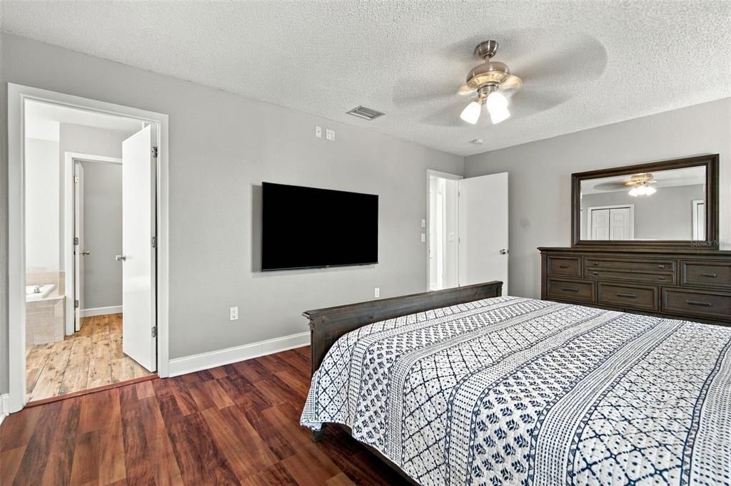 En Venta: $599,000 (4 camas, 2 baños, 2230 Pies cuadrados)