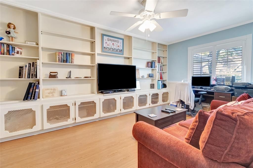For Sale: $224,900 (2 beds, 2 baths, 1858 Square Feet)