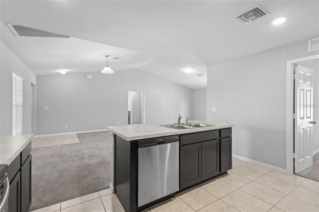 For Sale: $265,000 (3 beds, 2 baths, 1399 Square Feet)