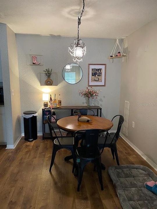 For Rent: $1,900 (1 beds, 1 baths, 732 Square Feet)