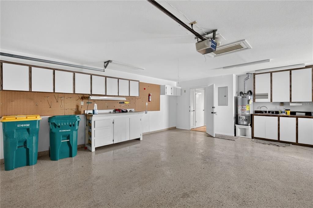 En Venta: $569,900 (3 camas, 3 baños, 2639 Pies cuadrados)