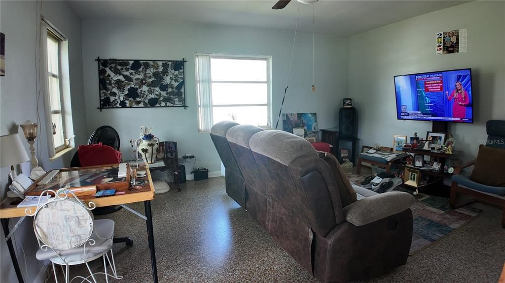For Sale: $330,000 (3 beds, 1 baths, 1000 Square Feet)