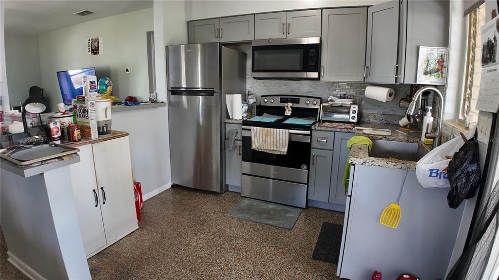 For Sale: $330,000 (3 beds, 1 baths, 1000 Square Feet)