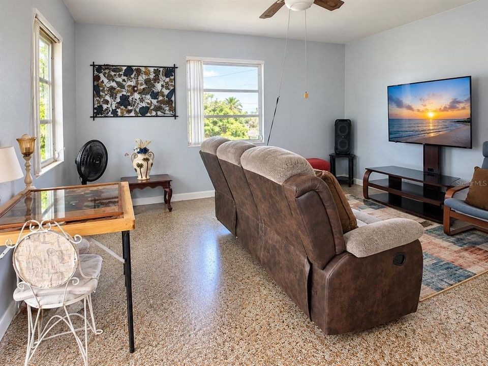 For Sale: $330,000 (3 beds, 1 baths, 1000 Square Feet)