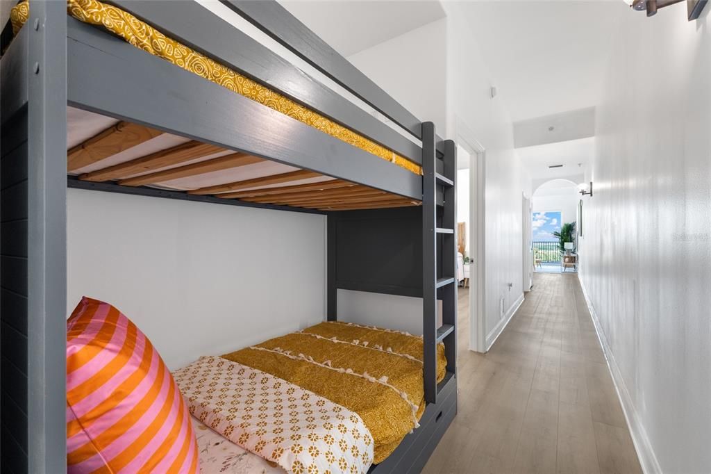 На продажу: $399,999 (2 спален, 2 ванн, 1078 Квадратных фут)