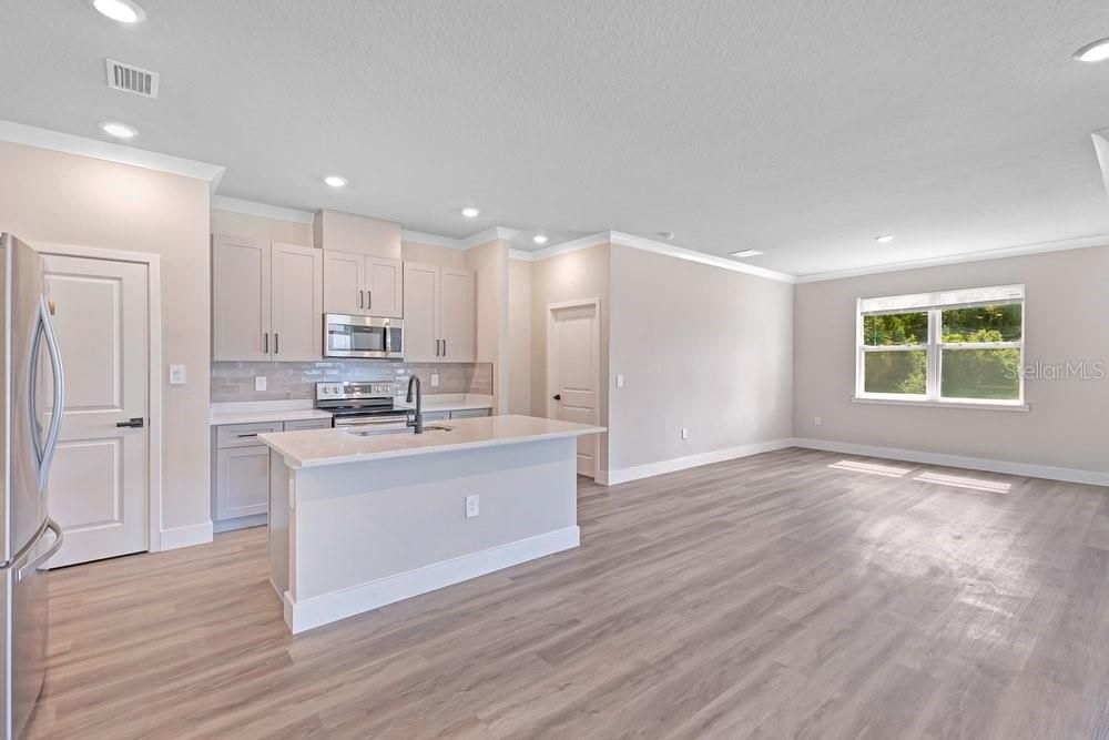 En Venta: $410,000 (3 camas, 2 baños, 1813 Pies cuadrados)