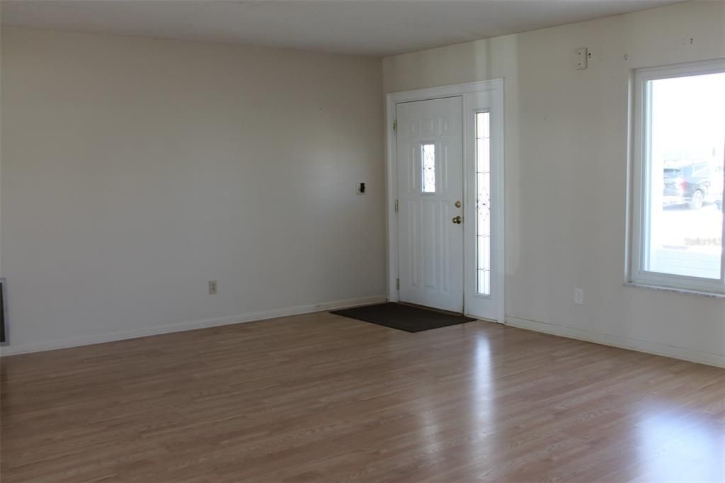 Active With Contract: $240,000 (2 beds, 2 baths, 1587 Square Feet)