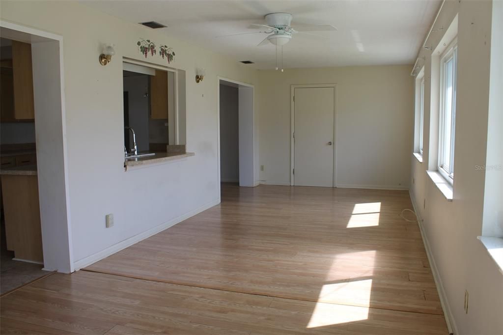 Active With Contract: $240,000 (2 beds, 2 baths, 1587 Square Feet)