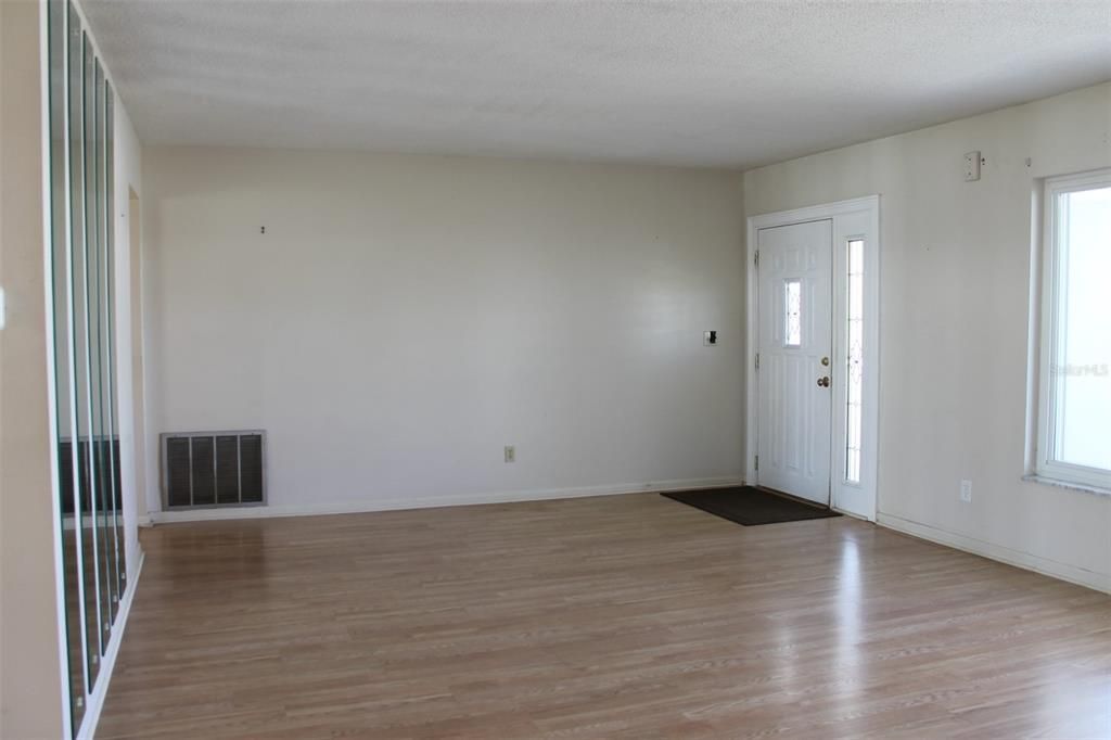 Active With Contract: $240,000 (2 beds, 2 baths, 1587 Square Feet)