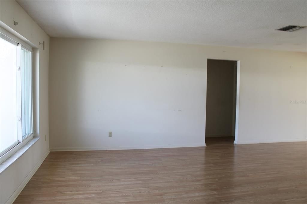 Active With Contract: $240,000 (2 beds, 2 baths, 1587 Square Feet)