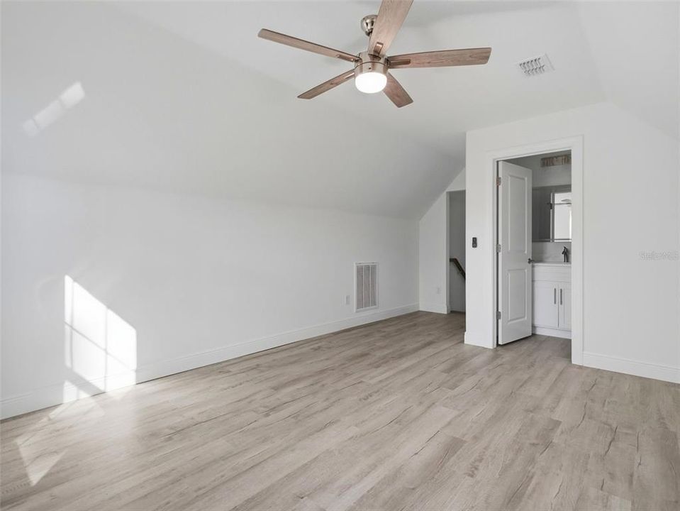 En Venta: $449,000 (3 camas, 2 baños, 1919 Pies cuadrados)
