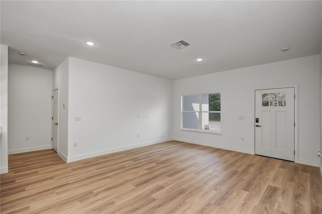 For Sale: $249,000 (3 beds, 2 baths, 1427 Square Feet)