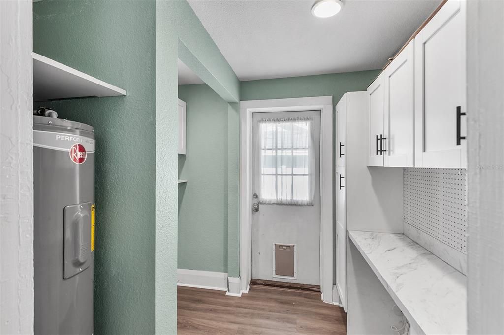 На продажу: $379,000 (4 спален, 2 ванн, 1704 Квадратных фут)
