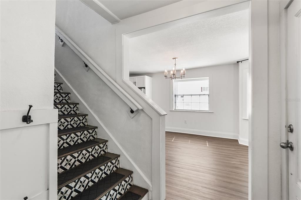 На продажу: $379,000 (4 спален, 2 ванн, 1704 Квадратных фут)