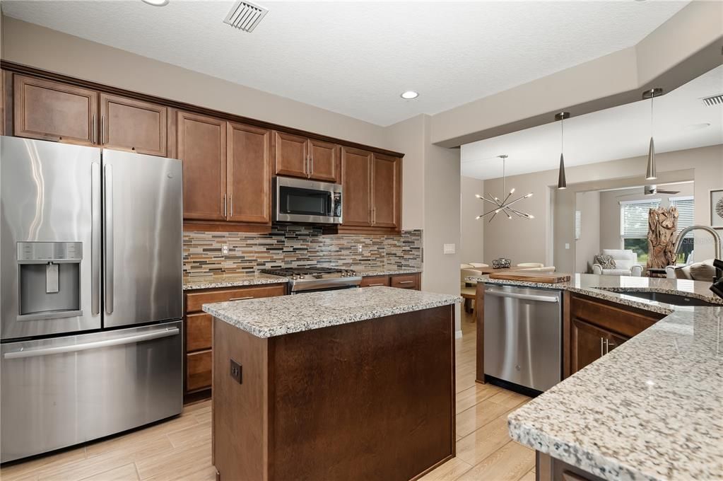 For Sale: $355,000 (2 beds, 2 baths, 1649 Square Feet)