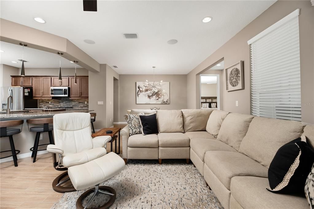 For Sale: $355,000 (2 beds, 2 baths, 1649 Square Feet)