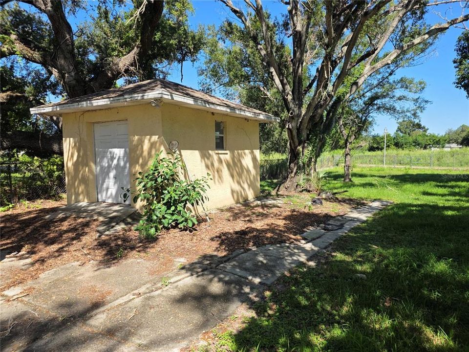 For Sale: $169,999 (2 beds, 2 baths, 951 Square Feet)