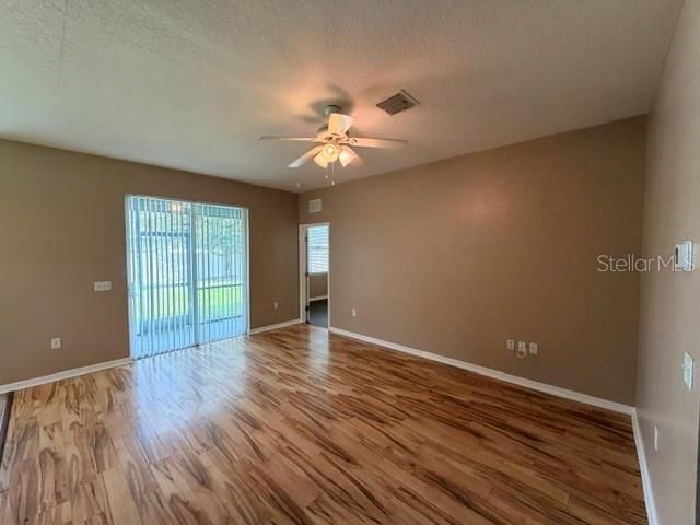В аренду: $1,895 (3 спален, 2 ванн, 1370 Квадратных фут)