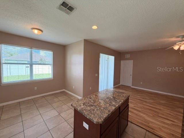В аренду: $1,895 (3 спален, 2 ванн, 1370 Квадратных фут)