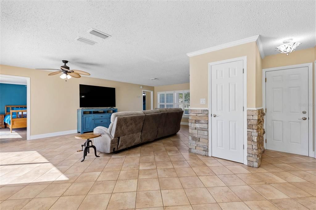 For Sale: $475,000 (3 beds, 3 baths, 1654 Square Feet)