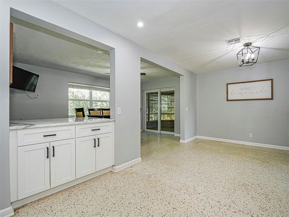 For Sale: $325,000 (3 beds, 2 baths, 1524 Square Feet)
