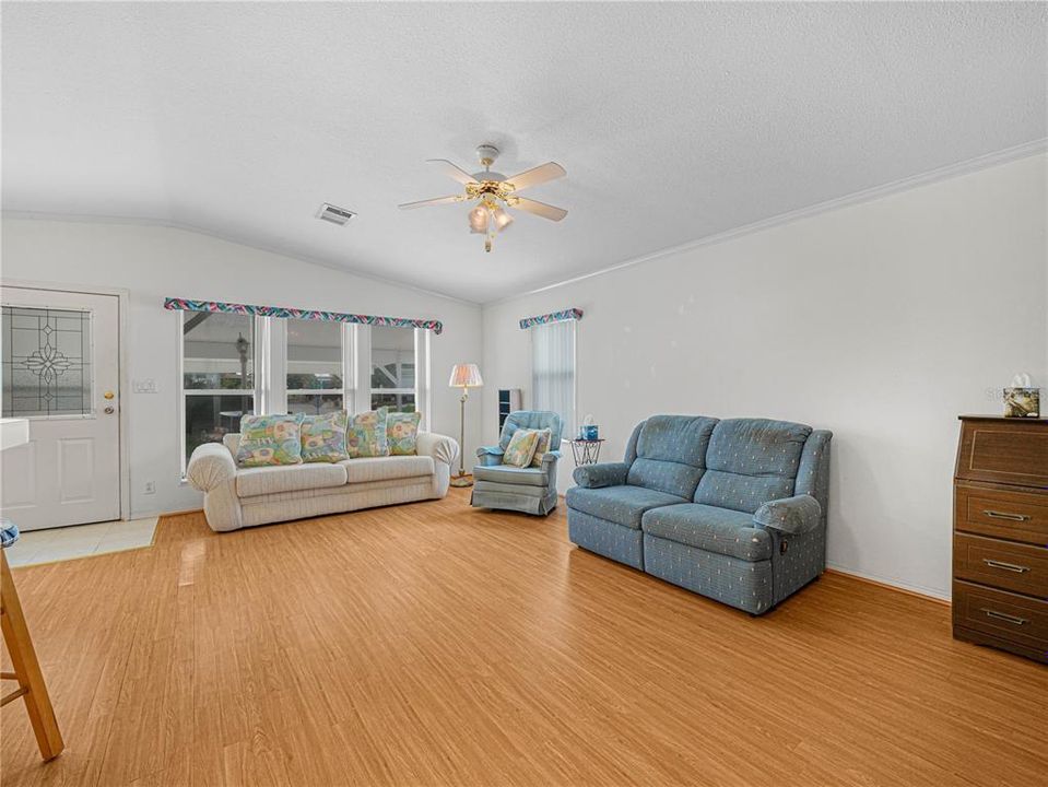 For Sale: $153,000 (2 beds, 2 baths, 1152 Square Feet)