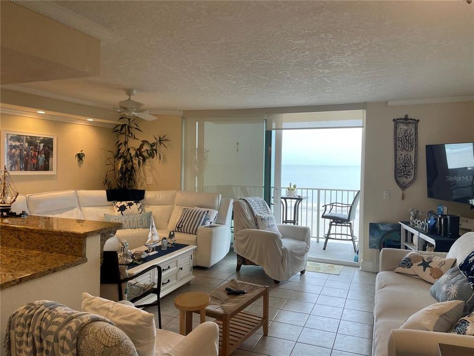 For Sale: $579,900 (1 beds, 1 baths, 750 Square Feet)